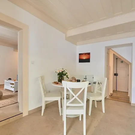 Charming Duplex With Terrace In * Lisboa