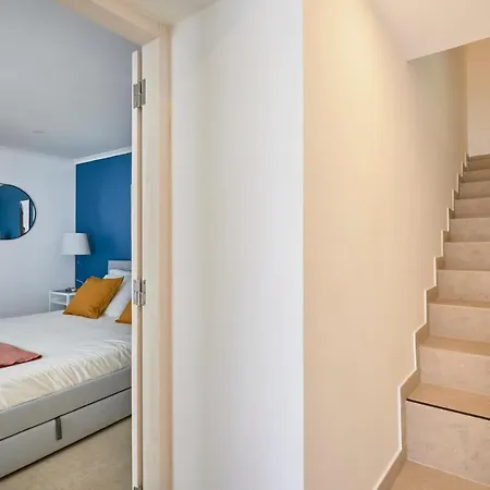 Charming Duplex With Terrace In Apartamento Lisboa