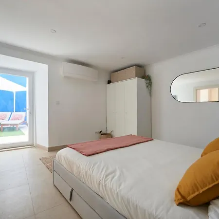 Charming Duplex With Terrace In Apartamento Lisboa