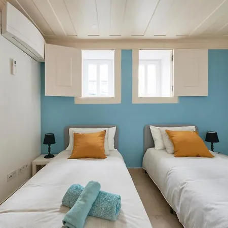 Charming Duplex With Terrace In Apartamento Lisboa
